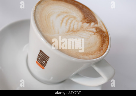 Eine Tasse Kaffee bei Origin Coffee in Constantine, Cornwall, UK. Stockfoto