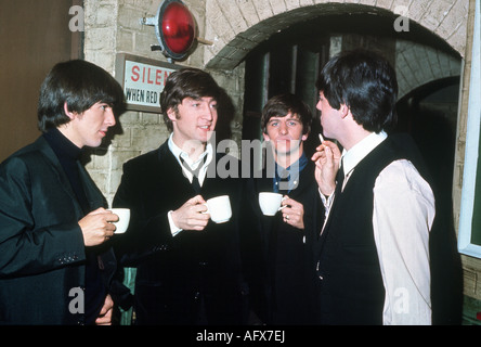 Die BEATLES backstage bei einem UK-Theater im Jahre 1964 Stockfoto