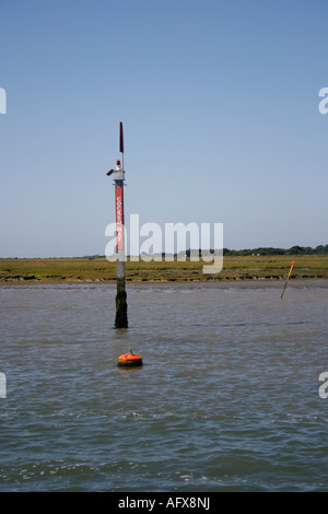 Klopfte in einem Dreispitz-Navigation-Marker im Solent, Hampshire Stockfoto