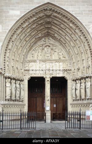 Notre Dame, rechte Tür, Westfassade, Paris, Frankreich Stockfoto