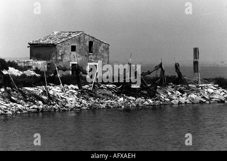 Fischernetze auf dem Canal du Midi Bouches du Rhone Region Camargue Frankreich Vintage monochrome Aufnahme von 1976 Stockfoto