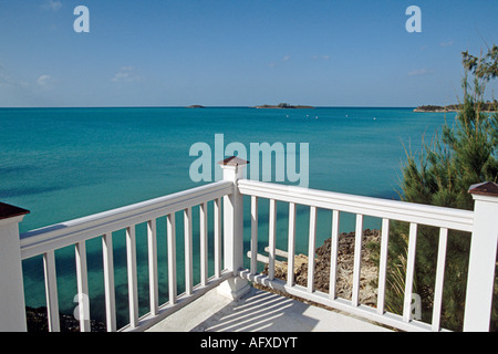 Blick auf die Karibik vom Balkon eines Hauses in Palmetto Point Eleuthera Bahamas Stockfoto