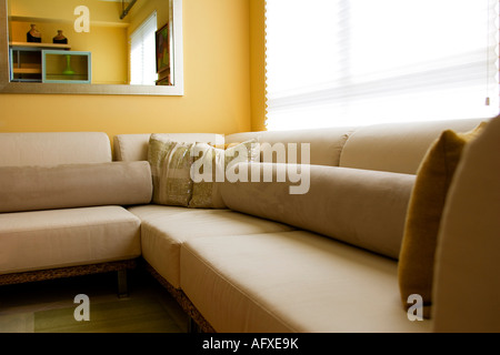 Detail des zeitgenössischen Sofas im Wohnzimmer Stockfoto