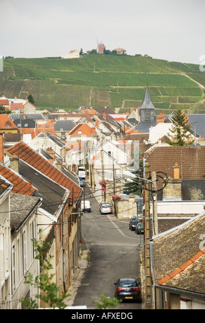 Das Dorf von Verzy mit der Moulin de Verzenay, umgeben von Weinbergen, Champagner Frankreich Stockfoto