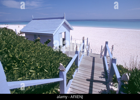 Start-und Landebahn zum Strand im Pink Sands Hotel in Harbour Island Bahamas Stockfoto