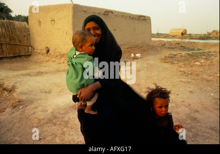 Marsh Araber Irak. Mutter und ihre beiden Kinder leben am Ufer des Flusses Tigris und Euphrates. Südirak 1984 1980er HOMER SYKE Stockfoto