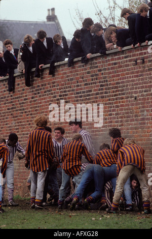Eton College School Oppidans (Backs) Collegers (Facing) Wall Game, jährliche Veranstaltung am 30. November. Windssor Berkshire 1985 1980s UK HOMER SYKES Stockfoto