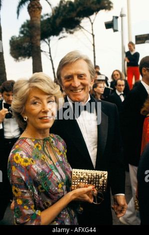 Kirk Douglas US-amerikanischer Schauspieler und seine Frau Anne Buydens bei den Filmfestspielen in Cannes in Frankreich 1980, 1980er Jahre HOMER SYKES Stockfoto