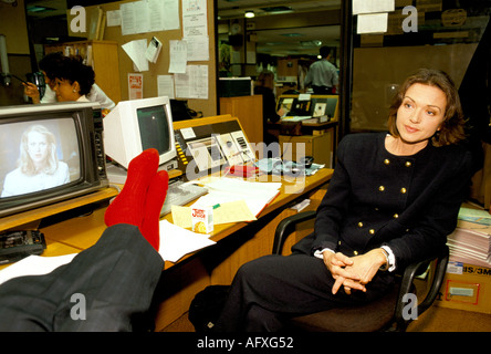 Anna Ford britische TV-Moderator bei der Arbeit mit Peter Sissons Füße 1980 S UK HOMER SYKES Stockfoto