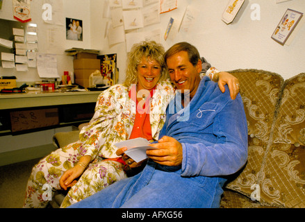 Russ Abbot britischer Fernsehkomiker mit Ehefrau Patricia Simpson in einer Garderobe, die einen Fanbrief liest. Sommersaison Bournmouth England 1990s UK Stockfoto