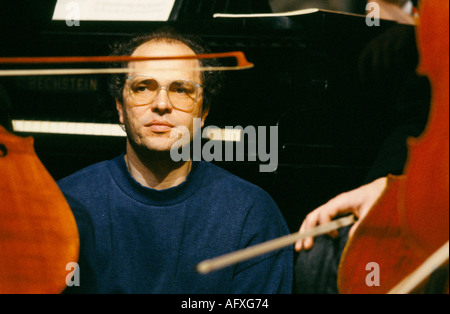 Britische Regisseur Anthony Minghella am Set des Films Truly Madly Deeply Stockfoto