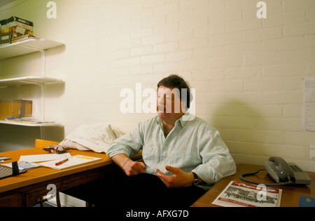 Simon Weston Portrait Falklands Kriegsheld. 1988 Aufbau der Operation Weston Spirit, hier im Büro in Liverpool UK 1980er HOMER SYKES Stockfoto