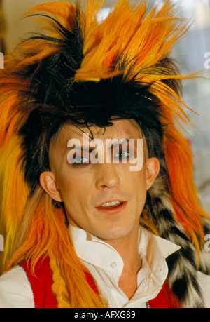 Martin Degville Musiker der britischen New Wave von Punk Rock Gruppe igue Sigue Sputnik' Er trägt Eine Perücke, 80er Jahre. 1986 Newcastle UK HPMER SYKES Stockfoto