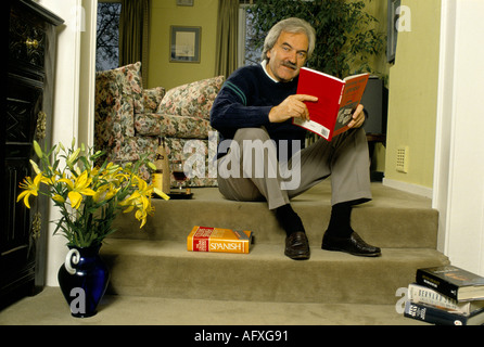 Des Lynam Portrait, britischer Sportjournalist, der zu Hause Spanisch lernt London 1985 1980er Jahre, UK HOMER SYKES Stockfoto