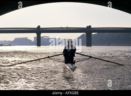 Colin Moynihan British Sports Schattenminister Rudern Kanu auf Themse 1985 Stockfoto