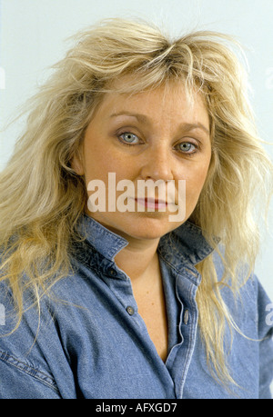 Helen Lederer Porträt britischer Fernsehmoderator Entertainer zu Hause South London 1990er Jahre UK HOMER SYKES Stockfoto