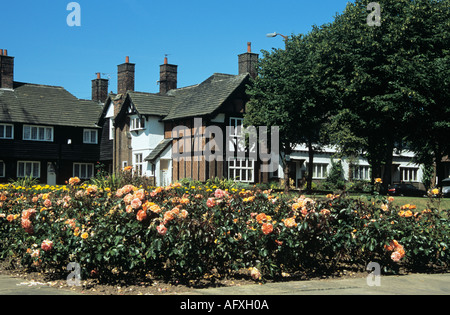 PORT SUNLIGHT MERSEYSIDE UK Juli einige der Häuser mit Blick auf The Diamond mit breiten Straßen, erbaut im Stil der kontinentalen boulevard Stockfoto