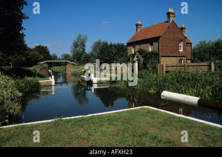 RIPLEY SURREY England UK Juni Waltham Tore gebaut im Jahre 1683 die letzte Rasen einseitige Sperre auf dem Fluss Wey Navigation Stockfoto