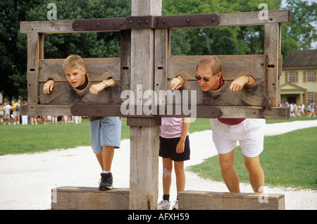 COLONIAL WILLIAMSBURG VIRGINIA USA August Mann und seinem Sohn in die Bestände vor dem Gericht Stockfoto