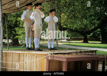 COLONIAL WILLIAMSBURG VIRGINIA USA August Fifers und Trommler auf einer Bühne im Zentrum dieser historischen Stadt Stockfoto