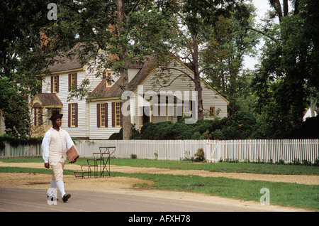 COLONIAL WILLIAMSBURG VIRGINIA USA August One der Slave Interpreten vorbei an restaurierten Kolonialstil Haus Tucker Stockfoto