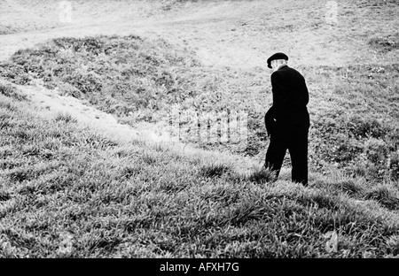 Einzelhaft im Ruhestand Bergmann Wandern Conisbrough Castle in South Yorkshire in 1972 schwarz / weiß Vintage Reportage print scan Stockfoto