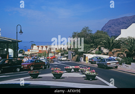 LOS GIGANTES-Teneriffa-Kanaren Februar Blick auf der Straße in Richtung Hafen von dieser beliebten Urlaubsregion Stockfoto