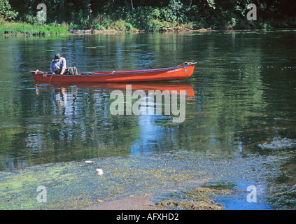 BENTONVILLE Landung VIRGINIA USA August Mann Angeln vom roten Coleman Ram X 17 Kanu auf dem Shenandoah River Stockfoto