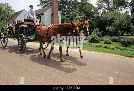 COLONIAL WILLIAMSBURG VIRGINIA USA August offen Top Pferdekutsche angetrieben von einem kostümierten Dolmetscher, Besucher auf tour Stockfoto