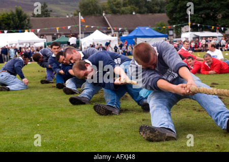 Dufftown-Team in die Grampian Liga Tauziehen am Seil spannen und sah von der Seitenlinie vom späteren Sieger in rot Stockfoto