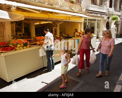 Menschen, die Einkaufen für Obst und Gemüse bei einem typischen französischen Straße Marktstand in Vence, Cote d ' Azur, Südfrankreich Stockfoto