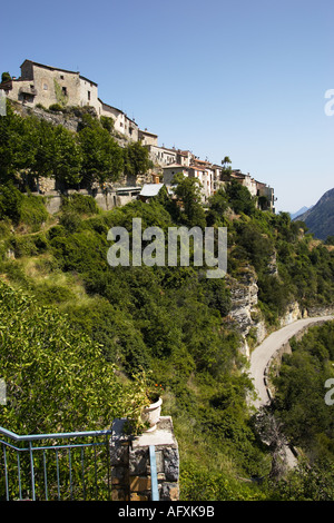 Entfernten Berggipfel Dorf Bairols, Alpes Maritimes, Provence, Frankreich Stockfoto