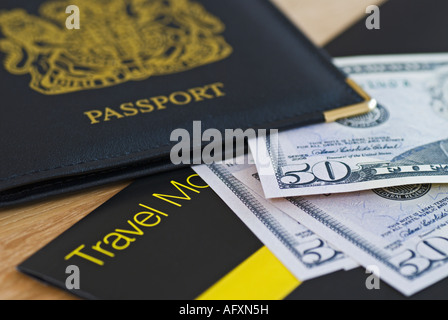 Einen britischen Reisepass, Geld Brieftasche und US-Dollar. Stockfoto