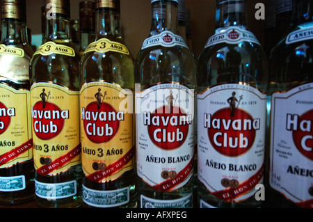 Kuba-Flaschen von Havana Club Rum auf dem Display im Spirituosengeschäft Stockfoto