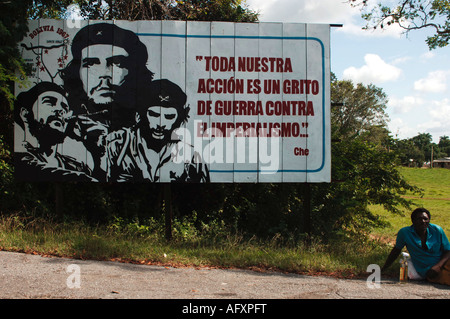 Kuba politische Autobahn Zeichen Propaganda Che Guevara und Fidel Castro-Kommunismus Stockfoto