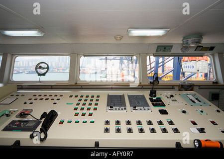 Containerschiff-Brücke mit Blick auf Container vom Hafen Fenster abgeladen werden Stockfoto