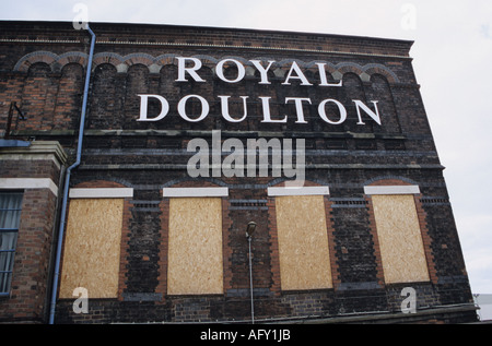 Vernagelten Fenstern der Royal Doulton-Fabrik In Nile Street Burslem Stoke-on-Trent Stockfoto