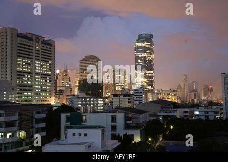 Gewitterwolken im Abendlicht mit Citylights und winzige orange Mond, Bangkok, Thailand Stockfoto