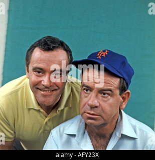 SELTSAME paar 1968 Paramount Film mit Walter Matthau und Jack Lemmon auf der linken Seite Stockfoto