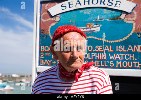 Alten Cornish Segler im Hafen von St. Ives Verkauf von Tickets für die Bootsfahrt Seepferdchen an Dichtung Insel St Ives Cornwall England UK Stockfoto