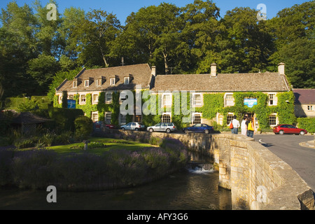 Schwan Hotel und Brücke über den Fluss Coln Bibury Cotswolds Gloucestershire England UK United Kingdom GB Great Britain Stockfoto