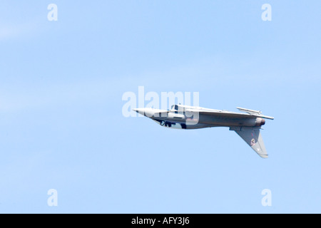 Eurofighter Typhoon F2 Royal Air Force RAF fliegt kopfüber in Sonne und blauen Himmel Fairford International Air Tattoo 200 Stockfoto