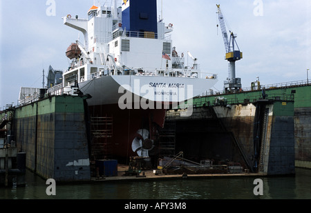 Schiff in Ausbesserung in einem schwimmenden Trockendock im Hafen von Rotterdam, Niederlande. Stockfoto