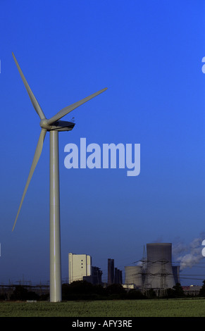 Windkraftanlage in der Nähe der Niederaußem Kohle-Kraftwerk, Nord Rhein Westfalen, Deutschland. Stockfoto