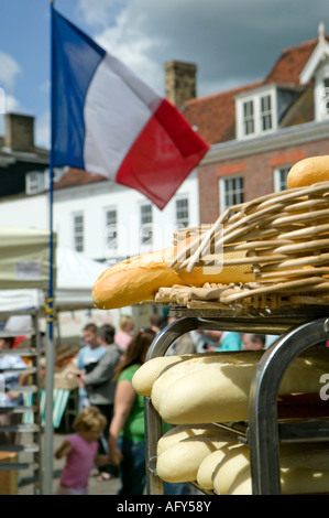Frisch zubereitete Baguettes im Rack Tricolore hinter französischen Lebensmittelmarkt Sudbury Suffolk England Stockfoto