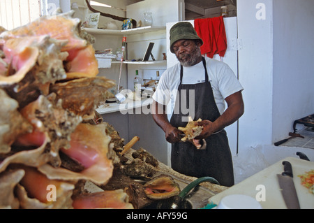 Vorbereitung der Conch Salat an einem Stand im Potters Cay Nassau Bahamas Stockfoto