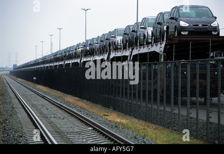 Ford S-Max Autos auf einer Bahn Verbindung Vlissingen docks in Holland warten Verbringung in das Vereinigte Königreich. Stockfoto