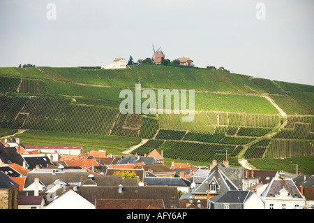 Die Moulin de Verzenay umgeben von Weinberge der Champagne mit Dächer im Dorf von Verzy, Frankreich Stockfoto