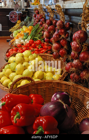 Körbe mit Obst und Gemüse in einem Deli in Italien Stockfoto