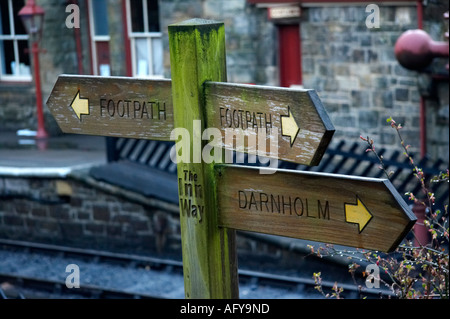 England, North Yorkshire, North York Moors National Park. Der Inn-Wege Schild Posten in der Nähe von Bahnhof Goathland. Stockfoto